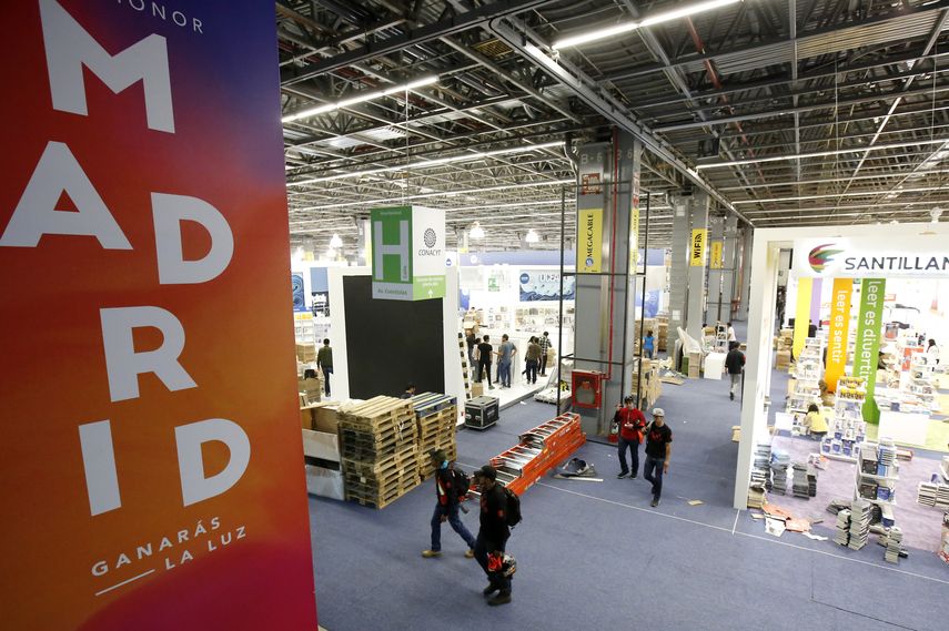 &nbsp;Trabajadores preparan el recinto para la inauguración de la&nbsp;Feria&nbsp;Internacional&nbsp;del&nbsp;Libro de Guadalajara.&nbsp;