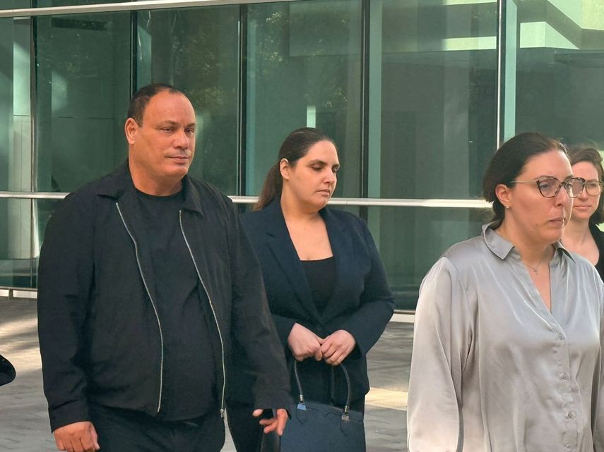 La exconcejala de Hialeah Angélica Pacheco camina acompañada de su esposo a su salida de la Corte, junto a dos personas de su equipo de defensa.&nbsp;