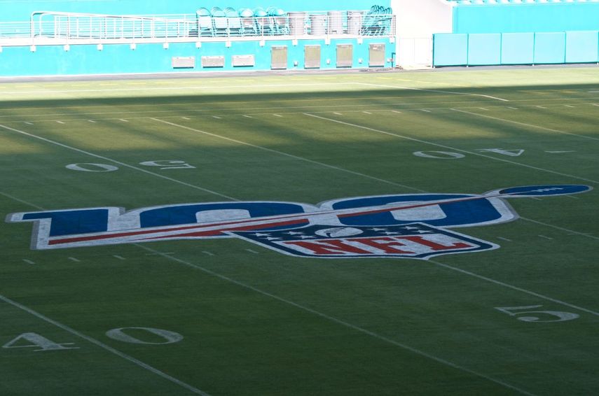 El logo del Super Bowl LIV reluce sobre el flamante gramado del Hard Rock Stadium.&nbsp;