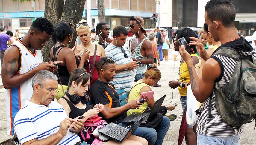 Cuba vive un inédito y limitado incremento del acceso a internet (EFE)
