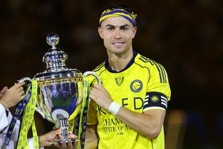 Cristiano Ronaldo, delantero portugués del Nassr (número 07), posa con el trofeo tras ganar el título de la Liga Profesional Saudí al término del partido de fútbol contra el Damac en el estadio Al-Awwal Park de Riad, el 21 de mayo de 2026.&nbsp;