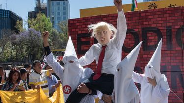 Seguidores del partido de izquierda Partido de la Revolución Democrática (PRD) realizan un performance en Ciudad de México contra el presidente de los Estados Unidos.&nbsp;