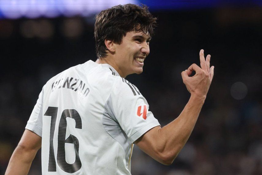 El atacante español del Real Madrid, Gonzalo García, celebra luego de anotar el cuarto gol de su equipo en un partido, el 4 de enero de 2026.