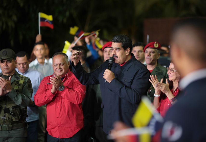 El dictador Nicolás Maduro camina junto a sus seguidores en el Palacio de Miraflores.&nbsp;
