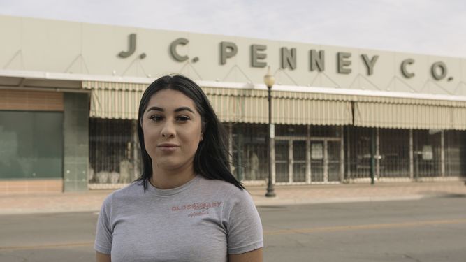Alexandra Orozco posa para una foto frente a la tienda de J.C. Penny en la que trabajaba el 6 de diciembre del 2020 en Delano, California. La tienda cerró.