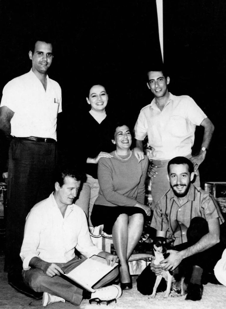 Manuel Reguera Saumell con el grupo de teatro aficionado del Ministerio de la Construcción, en 1965.