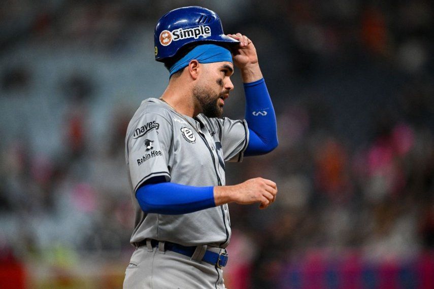 Renato Núñez, jugador de los Navegantes del Magallanes en la LVBP, se remueve el casco en un juego contra los Leones del Caracas, el 27 de noviembre de 2024.