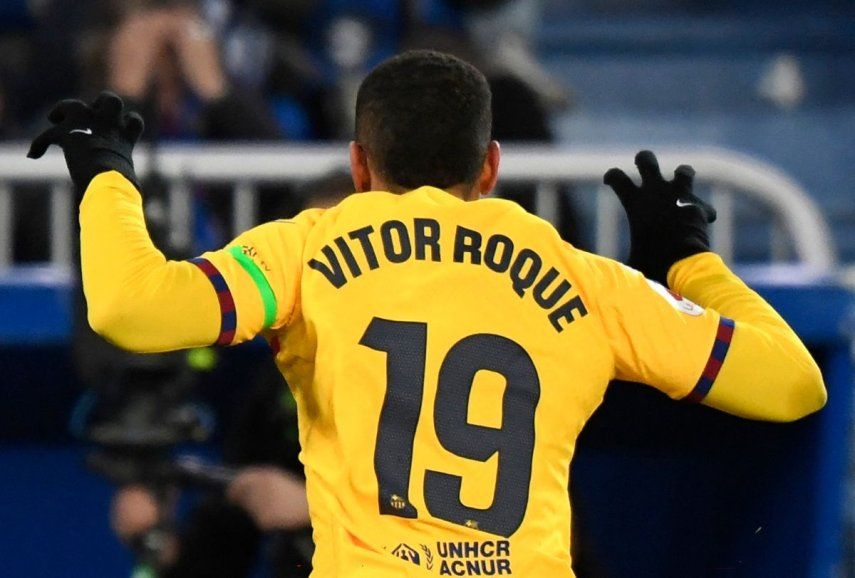 El delantero brasileño #19 del Barcelona, Vitor Roque, celebra el tercer gol de su equipo durante el partido de fútbol de la liga española entre el Deportivo Alavés y el FC Barcelona en el estadio Mendizorroza en Vitoria el 3 de febrero de 2024.