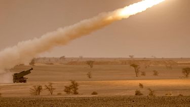Los lanzadores del Sistema de Cohetes de Artillería de Alta Movilidad (HIMARS) M142 de Estados Unidos disparan salvas durante un ejercicio militar en el sureste de Marruecos.