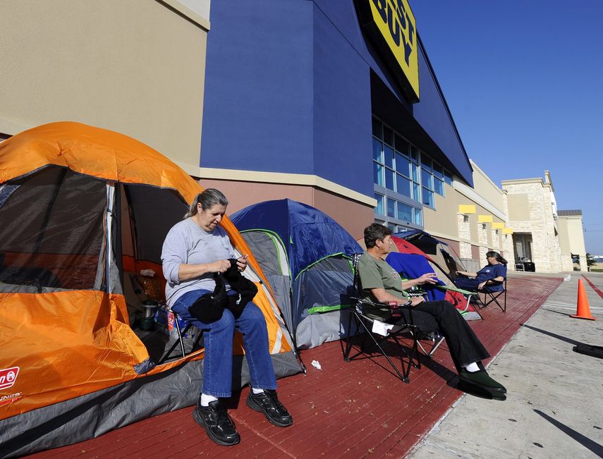 Un grupo de consumidores acampa frente a una de las grandes tiendas que ofrecerán rebajas durante el viernes negro.&nbsp;