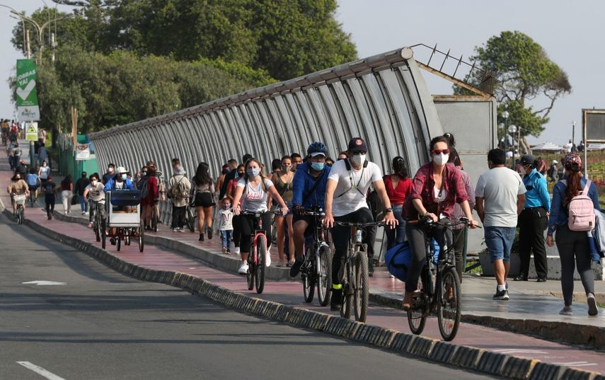 Ciclistas y peatones se movilizan a través del puente Villena en el distrito de Miraflores en Lima, Perú, el domingo 11 de octubre de 2020.