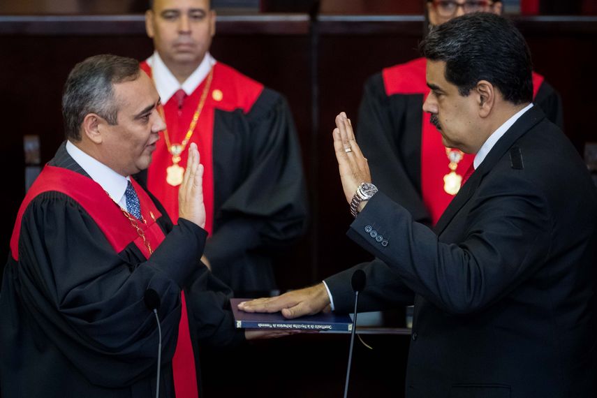 Nicolás&nbsp;Maduro jura para un segundo período de gobierno ante el presidente del Tribunal Supremo de Justicia designado por el chavismo y no ante el Parlamento, como señala la Constitución.