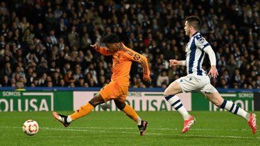 El delantero brasileño #16 del Real Madrid, Endrick (izq.), marca el primer gol durante el partido de ida de las semifinales de la Copa del Rey entre la Real Sociedad y el Real Madrid CF en el estadio de Anoeta en San Sebastián, el 26 de febrero de 2025.&nbsp;
