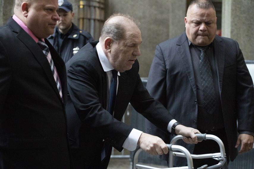 Harvey Weinstein, en el centro, dale de una audiencia en la corte el mi&eacute;rcoles 11 de diciembre del 2019 en Nueva York. Un juez increment&oacute; la fianza de Weinstein de un mill&oacute;n de d&oacute;lares a 5 millones por denuncias de que viol&oacute; las condiciones de su libertad vigilada al manejar mal su monitor electr&oacute;nico de tobillo.&nbsp;