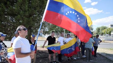 Partidarios sostienen banderas venezolanas a la llegada del candidato presidencial de la oposición venezolana por el partido Plataforma Unitaria Democrática, Edmundo González Urrutia, al aeropuerto militar de Torrejón de Ardoz en Madrid el 8 de septiembre de 2024.&nbsp; &nbsp;