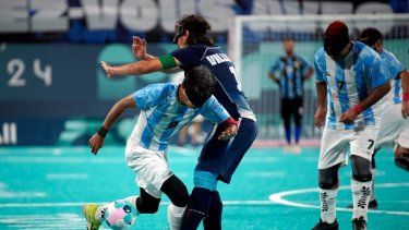 Osvaldo Fernández, de la selección de Argentina, disputa un balón con Frederic Villeroux, de Francia, en la final de fútbol para invidentes en los Juegos Paralímpicos de París, el sábado 7 de septiembre de 2024&nbsp;