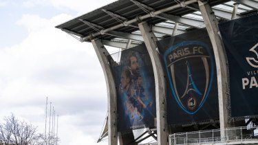Esta fotografía tomada en París el 18 de marzo de 2024 muestra el logo del Paris FC en el estadio Charlety de París. La posible adquisición del Paris FC por parte de la familia Arnault y Red Bull, revelada por la prensa la noche del 9 de octubre de 2024, podría ofrecer un segundo gran club de fútbol de la capital, un digno oponente para el PSG y un inesperado foco de atención en el fútbol francés.