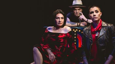 Beatriz Valdés, Manolo Ramos y Karen Martello en La verdadera historia de Pedro Navaja.