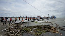 Migrantes venezolanos caminan hacian una lancha que los llevará a Acandi, desde Necocli, Colombia, el 13 de octubre de 2022. Algunos venezolanos están reconsiderando su viaje hacia Estados Unidos luego de que la Casa Blanca anunció el 12 de octubre que los venezolanos que crucen la frontera a pie o a nado serán devueltos de inmediato a México sin derecho a solicitar asilo.&nbsp;