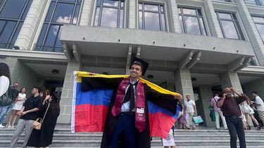 El venezolano Juan Pablo Barrios Guillén, celebrando su graduación. 