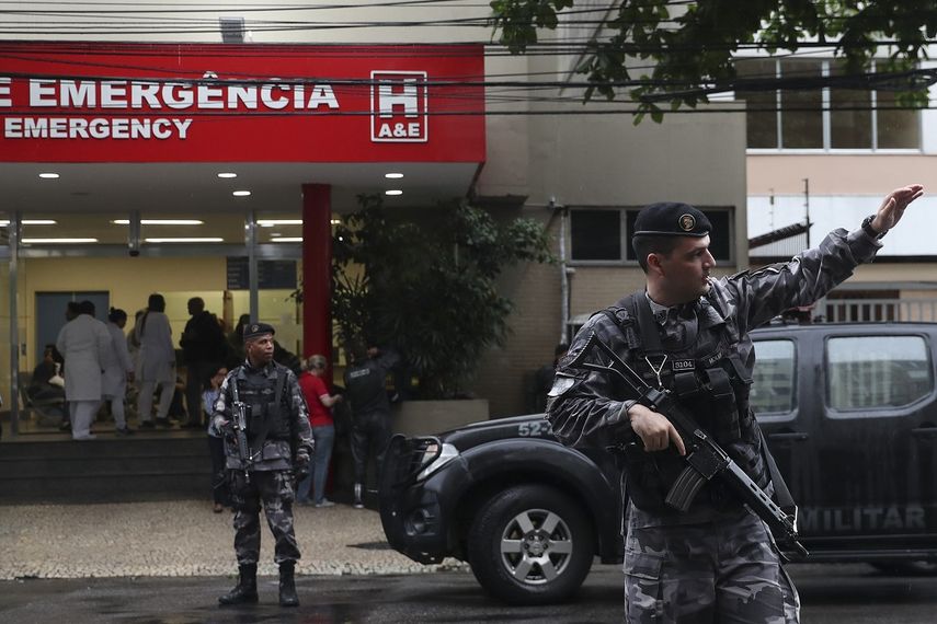 Miembros de la Policía custodian la entrada del hospital Miguel Couto en la ciudad de Río de Janeiro, Brasil, el lunes 23 de octubre de 2017, a donde fue trasladado el cuerpo de la turista española María Esperanza Jiménez Ruiz, quien murió por disparos de la policía contra el vehículo en que viajaba.