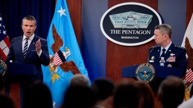 El Secretario de Defensa de Estados Unidos, Pete Hegseth (izquierda), acompañado por el jefe del Estado Mayor Conjunto, el General Dan Caine de la Fuerza Aérea (derecha), habla durante una conferencia de prensa en el Pentágono el 22 de junio de 2025 en Arlington, Virginia.&nbsp;