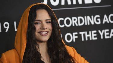 Rosal&iacute;a llega a la gala en honor a Juanes como Persona del A&ntilde;o de la Academia Latina de la Grabaci&oacute;n el 13 de noviembre del 2019 en Las Vegas, en la v&iacute;spera de los Latin Grammy.&nbsp;