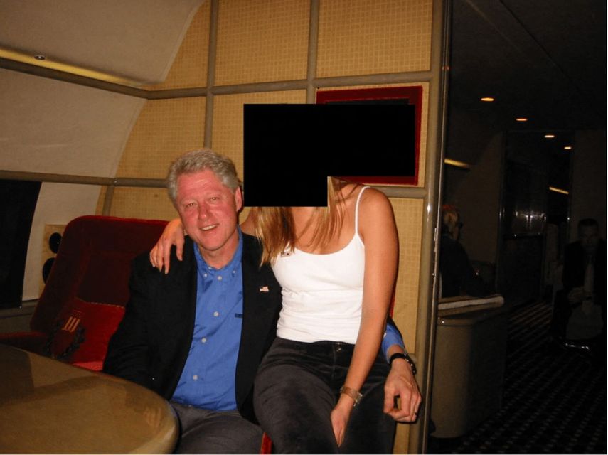 Esta foto sin fecha proporcionada por el Departamento de Justicia de Estados Unidos el 19 de diciembre de 2025, muestra al expresidente Bill Clinton y a una persona no identificada en un lugar no identificado.