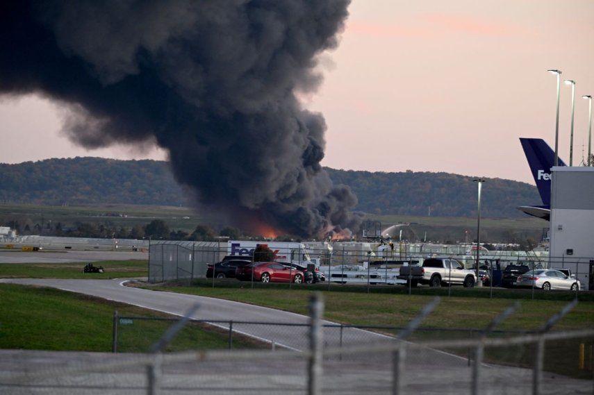 La foto muestra humo y las llamas elevándose tras el accidente de un avión de carga de UPS fuera del Aeropuerto Internacional de Louisville en Louisville, Kentucky, el 4 de noviembre de 2025.