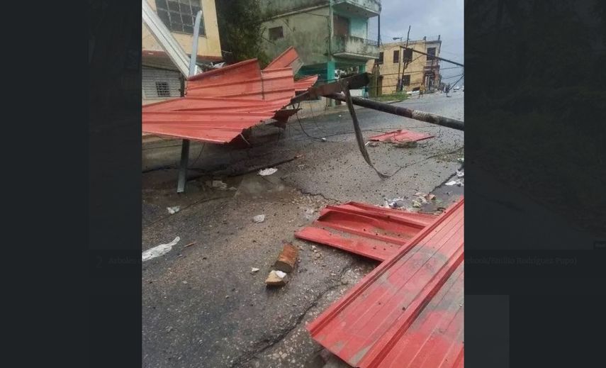 Una estructura de metal y parte del tendido eléctrico en el suelo a causa de los vientes vientos asociados a una baja extratropical que afectó este domingo a La Habana.