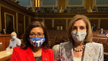 La legisladora Norma Torres (izquierda), la única centroamericana miembro del Congreso de Estados Unidos, junto a la presidenta de la Cámara de Representantes Nancy Pelosi.