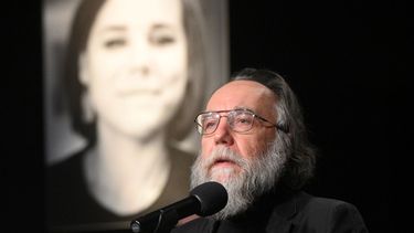 El ultranacionalista ruso Alexander Dugin habla en las exequias de su hija Darya Dugina en Moscú, el 23 de agosto del 2022.&nbsp;