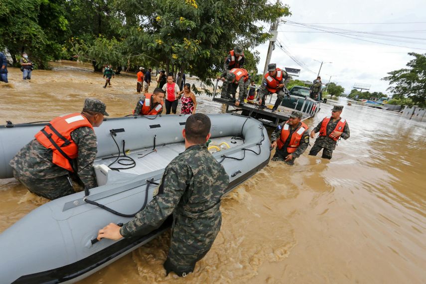 La tormenta Iota, que tocó tierra en Nicaragua como un huracán de categoría 5 catastrófico el lunes, mató al menos a diez personas al destrozar casas, arrancar árboles e inundar carreteras durante su avance destructivo en Centroamérica. &nbsp;