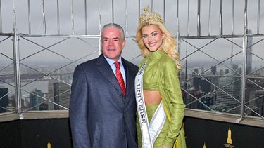 Raúl Rocha y Victoria Kjaer Theilvig asisten a la ceremonia de iluminación del Empire State Building en honor a Miss Universo 2024, celebrada el 22 de noviembre de 2024 en la ciudad de Nueva York.