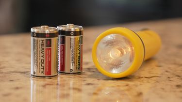 Debe abastecerse de alimentos no perecederos, agua embotellada, medicamentos, linternas, baterías y un botiquín de primeros auxilios Debe abastecerse de alimentos no perecederos, agua embotellada, medicamentos, linternas, baterías y un botiquín de primeros auxilios