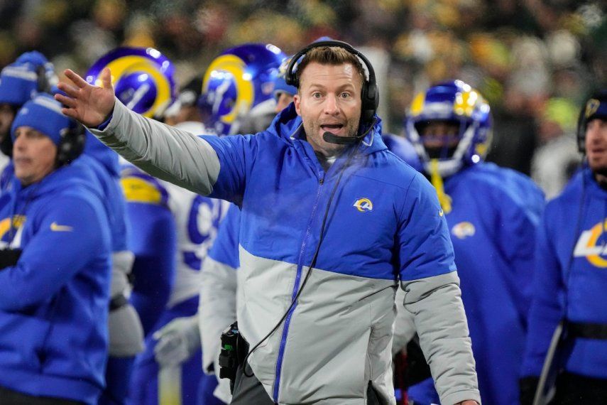 En foto del 19 de diciembre del 2022, el entrenador de los Rams de Los Ángeles, Sean McVay, cuestiona una decisión arbitral en el encuentro ante los Packers de Green Bay.