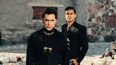 Los intérpretes mexicanos Alejandro Fernández y Carlos Rivera.