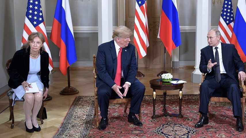 Marina&nbsp;Gross&nbsp;(izq), la traductora estadounidense, es vista durante la cumbre de los presidentes Donald Trump y Vladimir Putin en el Palacio Presidencial en Helsinki, Finlandia, el 16 de julio de 2018.