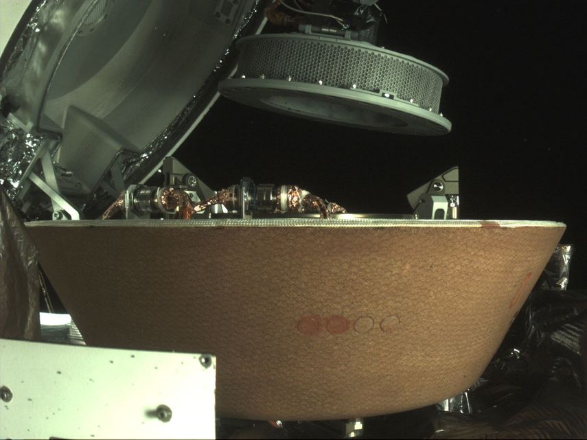 En esta imagen sin fecha distribuida por NASA, un contenedor de muestras sobrevuela una cápsula en la nave espacial Osiris-Rex cerca del asteroide Bennu. La cápsula regresará a Tierra con escombros del asteroide.&nbsp;