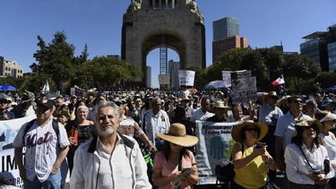 Miles de personas participan en una manifestación contra el nuevo presidente de México, Andrés Manuel López Obrador, en Ciudad de México.