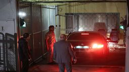 La policía forense turca inspecciona los autos oficiales estacionados en la parte trasera del consulado saudí en Ankara.