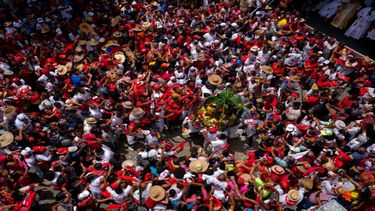 Feligreses llamados guardianes portan en hombros una estatuilla de San Juan Bautista durante la celebración en el poblado de Curiepe, estado Miranda, Venezuela.