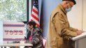 Un ciudadano vota durante las elecciones anticipadas que comenzaron a principios de este mes.( Un ciudadano vota durante las elecciones anticipadas que comenzaron a principios de este mes.(
