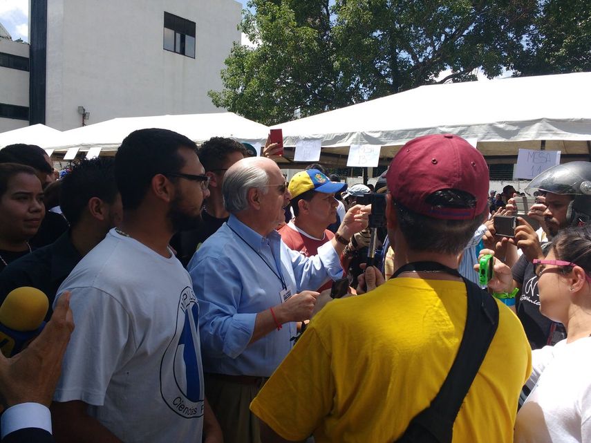 El expresidente de Colombia, Andrés Pastrana, en uno de los puntos soberanos.&nbsp;