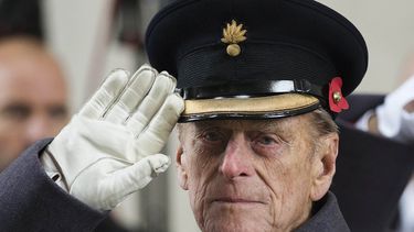 En esta foto del 11 de noviembre de 2013, el príncipe Felipe de Inglaterra saluda durante una ceremonia especial por el Día del Armisticio bajo la Puerta de Menin en Ypres, Bélgica.&nbsp;