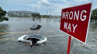 Un auto cubierto por el agua tras las inundaciones que provocaron las lluvias en Fort Lauderdale.&nbsp;