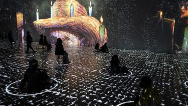 Obras selectas de Vincent Van Gogh se proyectan en los salones de la exposición Immersive Van Gogh en el muelle Pier 36 en Nueva York, el viernes 4 de junio de 2021.