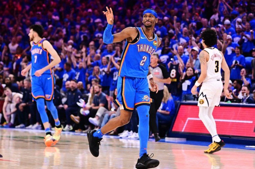 Shai Gilgeous-Alexander #2 del Oklahoma City Thunder reacciona tras anotar durante el último cuarto de un partido contra los Denver Nuggets en el séptimo partido de la segunda ronda de los playoffs de la NBA de la Conferencia Oeste en el Paycom Center el 18 de mayo de 2025 en Oklahoma City, Oklahoma.