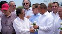 El presidente de Colombia, Gustavo Petro, a la izquierda, y el ministro de Transporte de Venezuela, Ramón Araguayán, se dan la mano en el Puente Internacional Simón Bolívar.