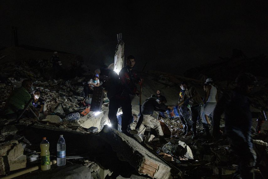 Labores de rescate por los sismos en Venezuela se concentran en rescatar personas vivas al quinto día de la tragedia